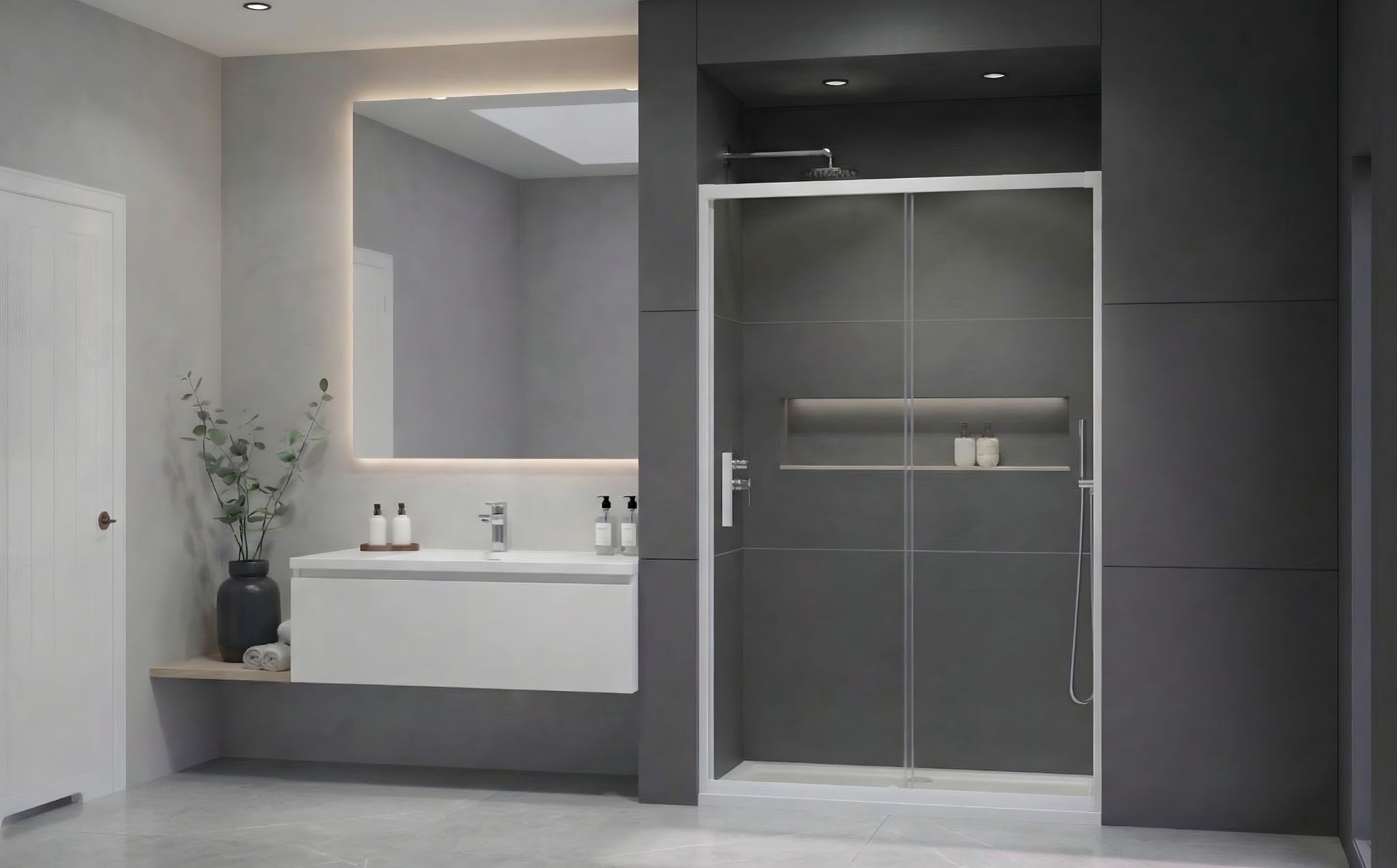 Világosszürke fal és króm szerelvények enteriőr