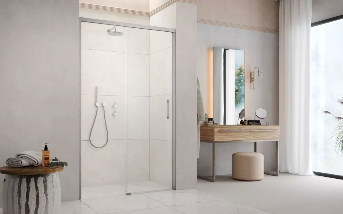 Idea Brushed Nickel DWJ szálcsiszolt króm zuhanyajtó enteriőr (a képen balos zuhanyajtó látható)