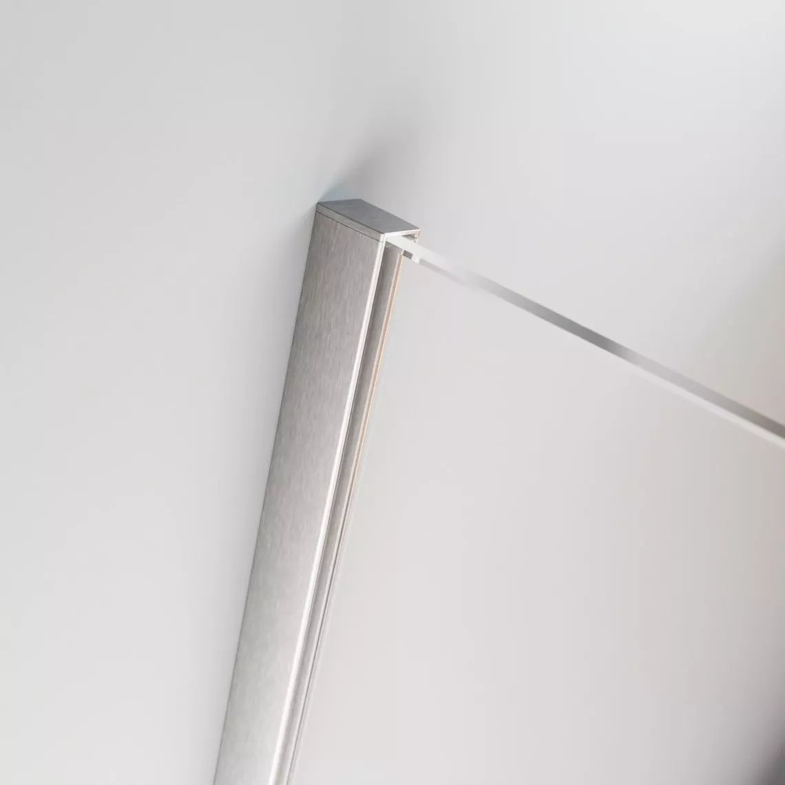 Furo Brushed Nickel - Az állítható takaróprofil lehetővé teszi a fali egyenetlenségek tolerálását 10 mm-ig
